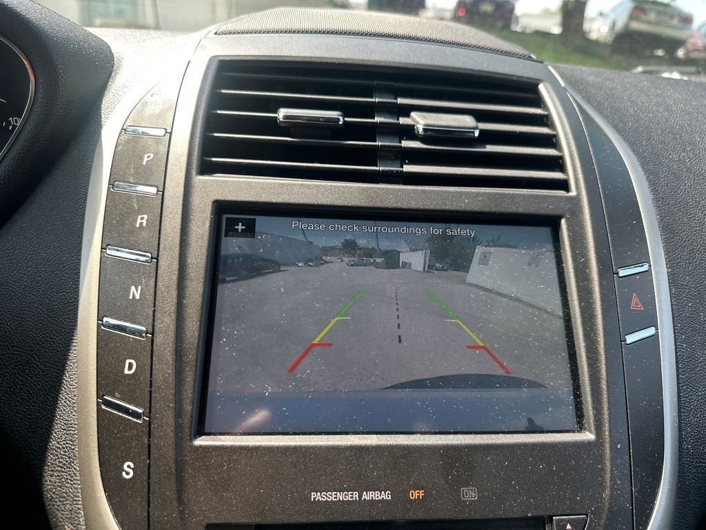 Used 2016 White Lincoln Premiere image 18