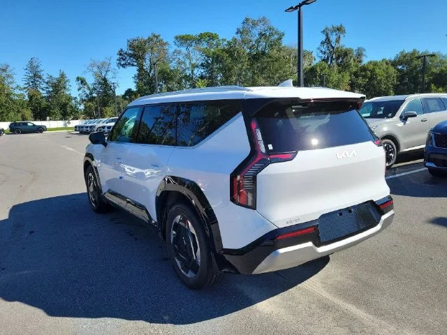 New 2026 Glacial White Pearl Kia Land AWD image 3