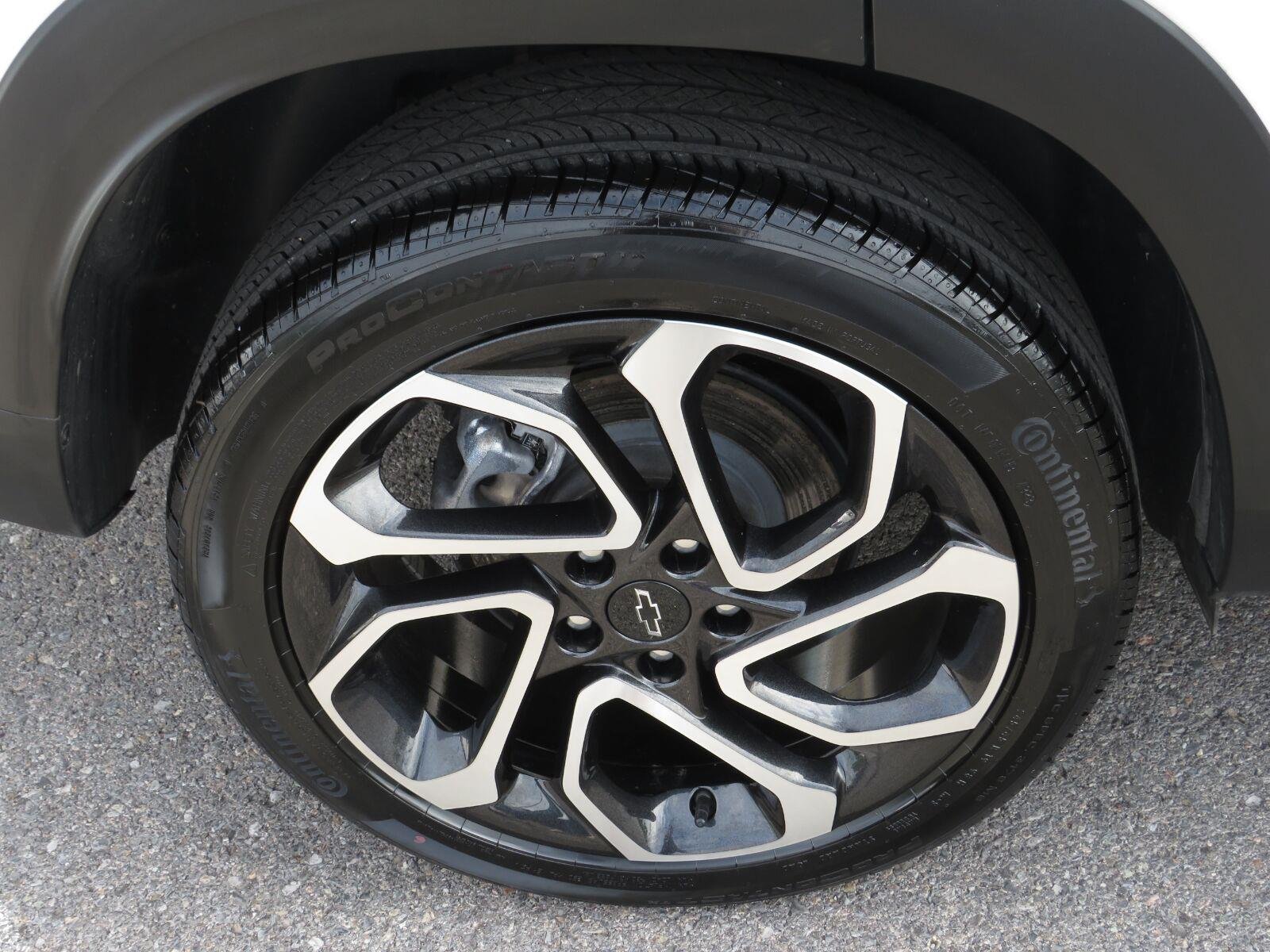 Used 2025 Summit White Chevrolet 2RS image 14