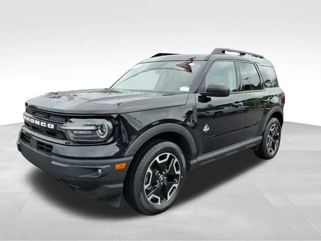 Used 2023 Black Ford Outer Banks image 2