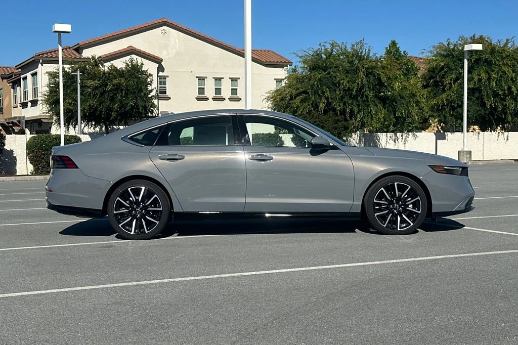 New 2026 Urban Gray Pearl Honda Touring image 3
