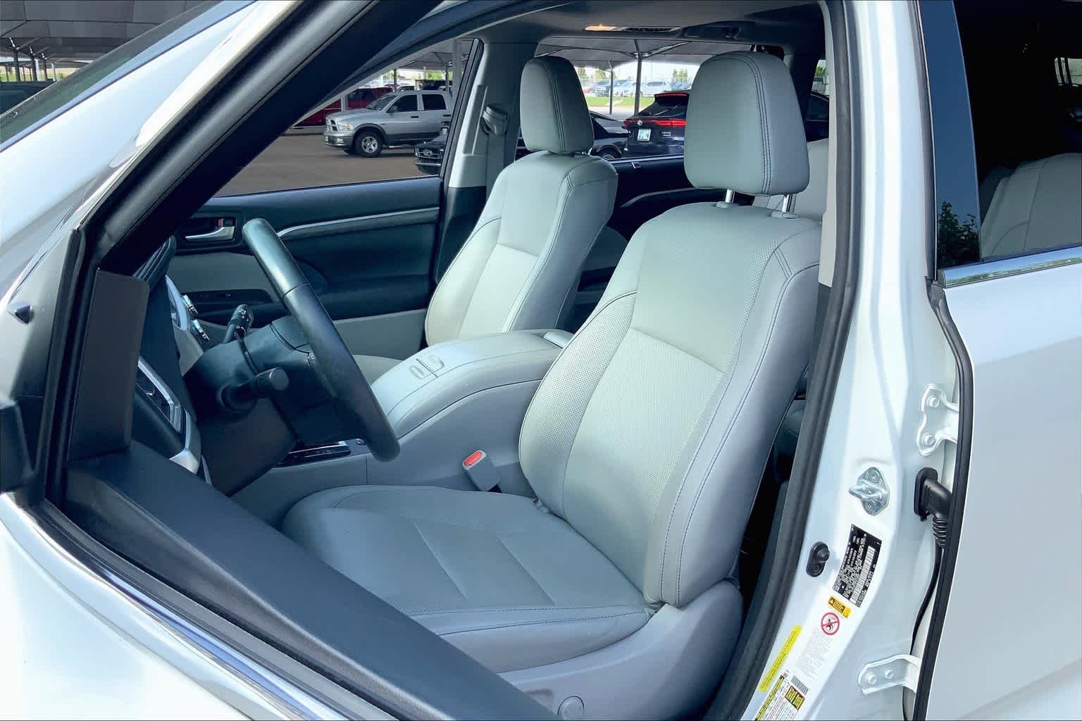 Used 2017 Blizzard Pearl Toyota Limited image 8