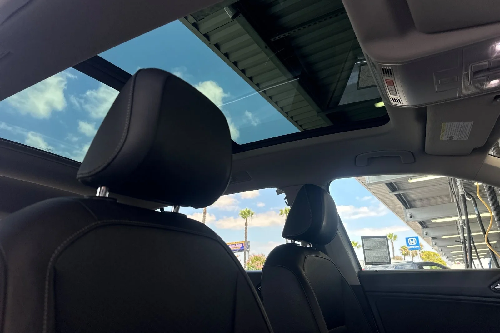 Used 2018 WHITE Volkswagen SEL image 17