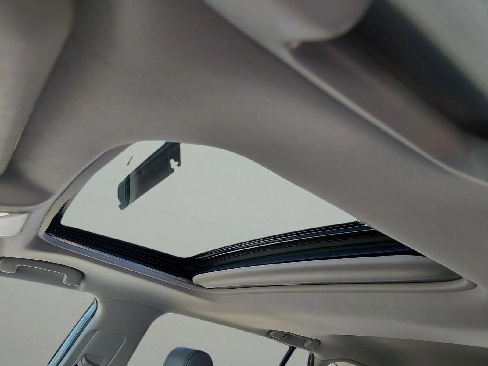 Used 2022 Lunar Rock Toyota XLE Premium image 17