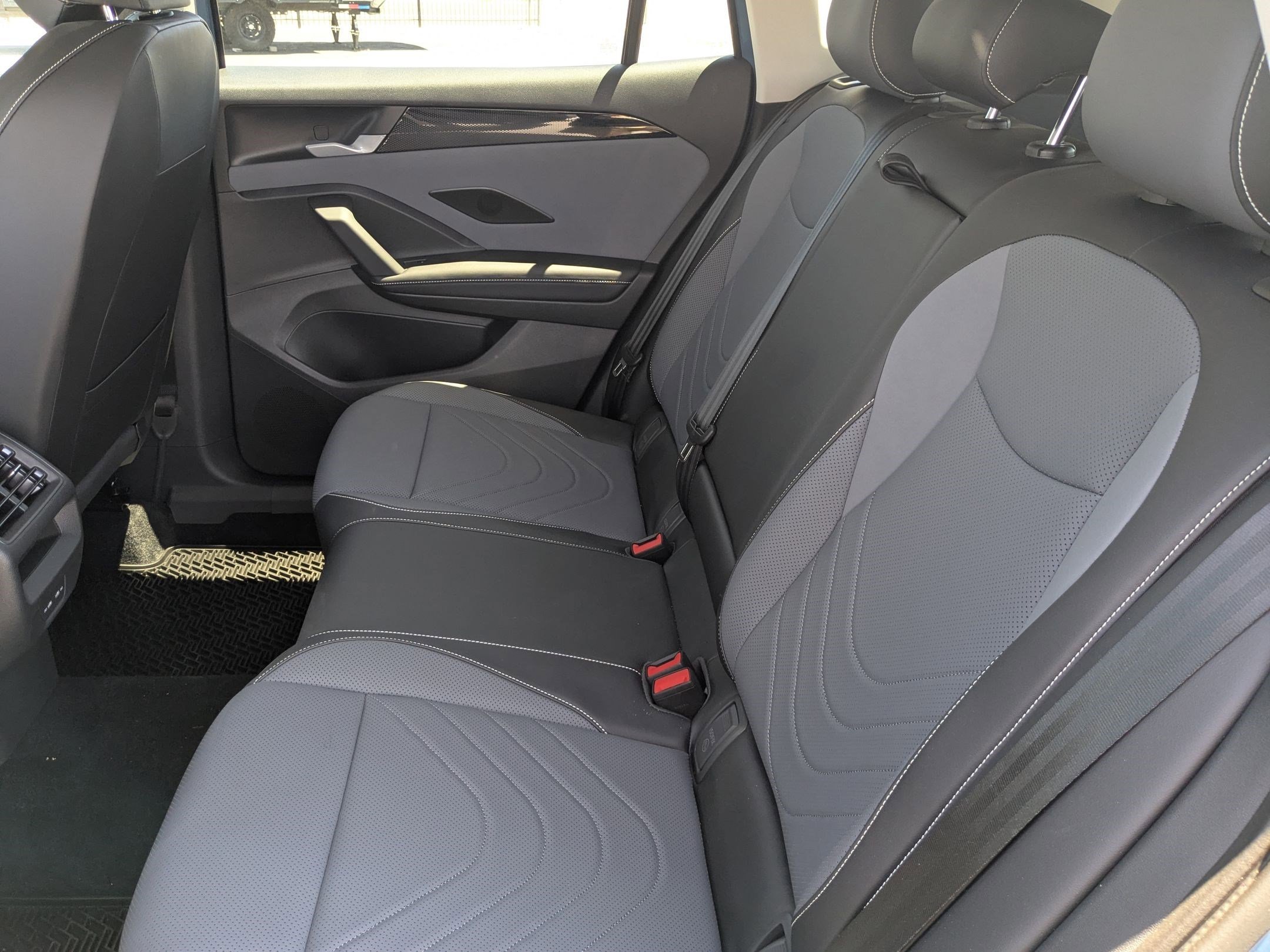 Used 2025 Monterey Blue Pearl Volkswagen SE image 28