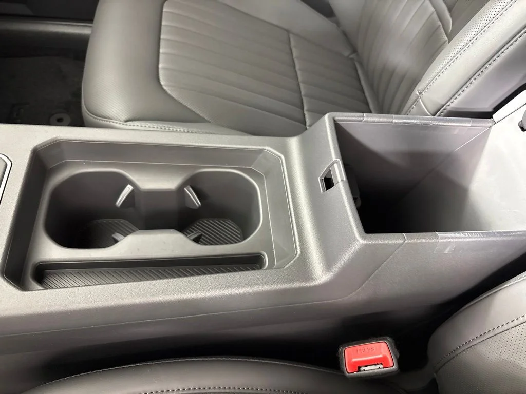 New 2027 Snow White Pearl / Black Roof Kia X-Line image 40