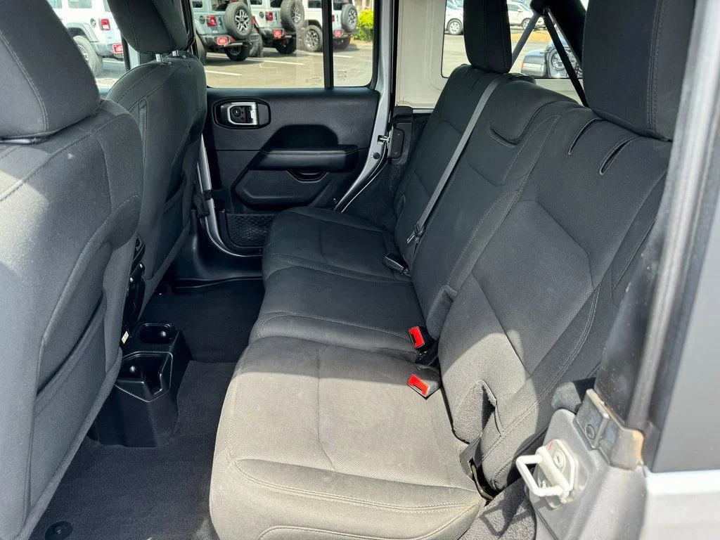 Used 2020 Silver Jeep Unlimited Sahara image 19