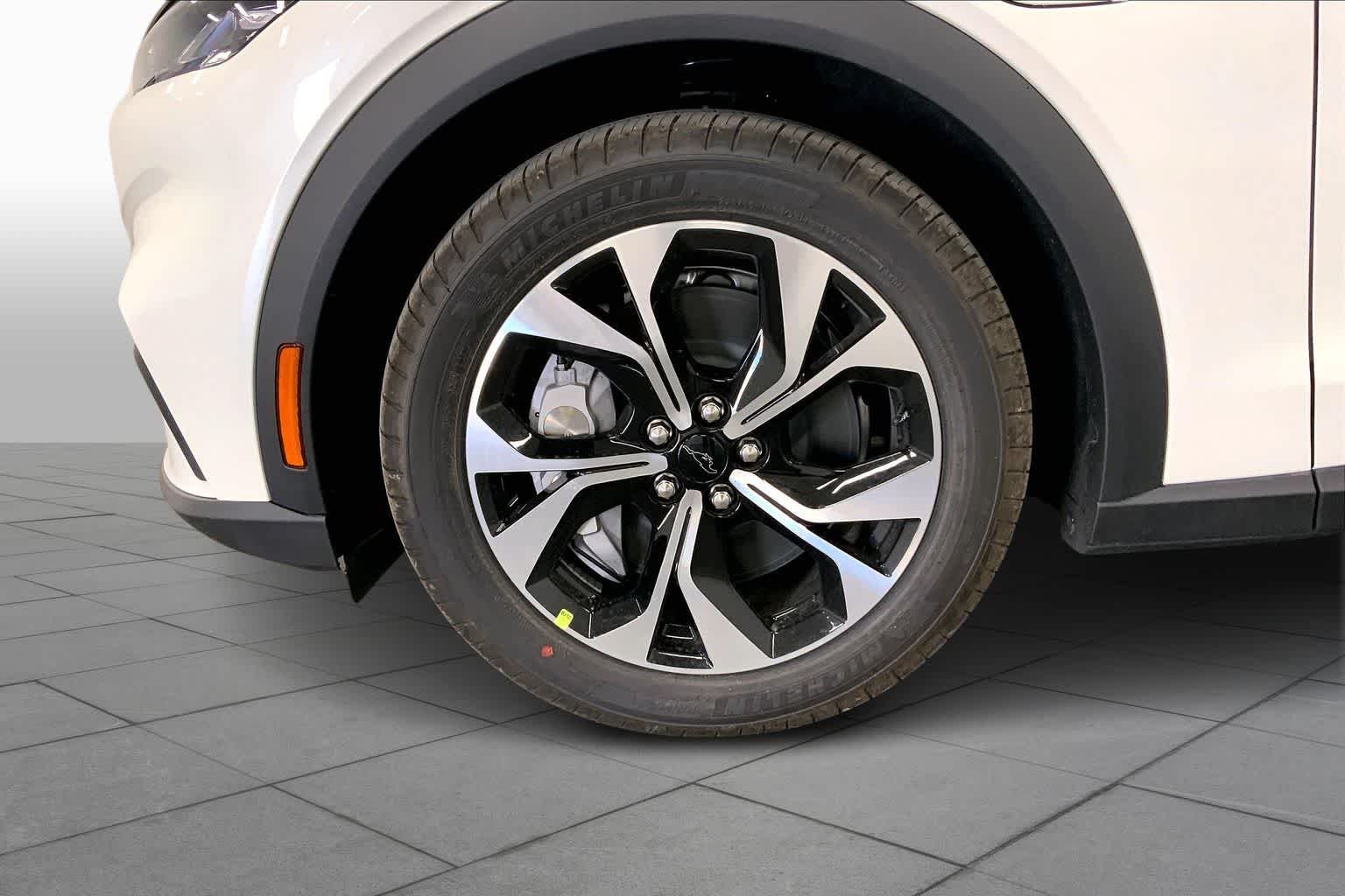New 2026 Star White Metallic Tri-coat Ford Select image 9