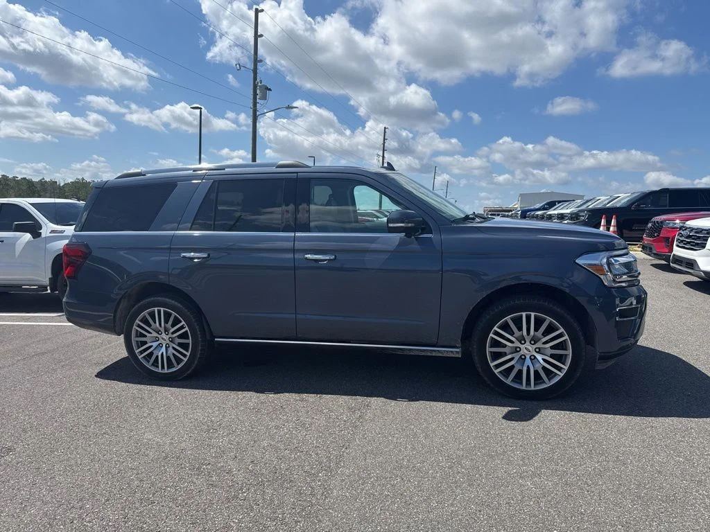 2023 Ford Expedition Limited's photo