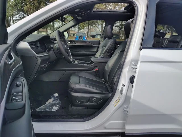 New 2026 Bright White Clear-Coat Exterior Paint Jeep Limited image 7