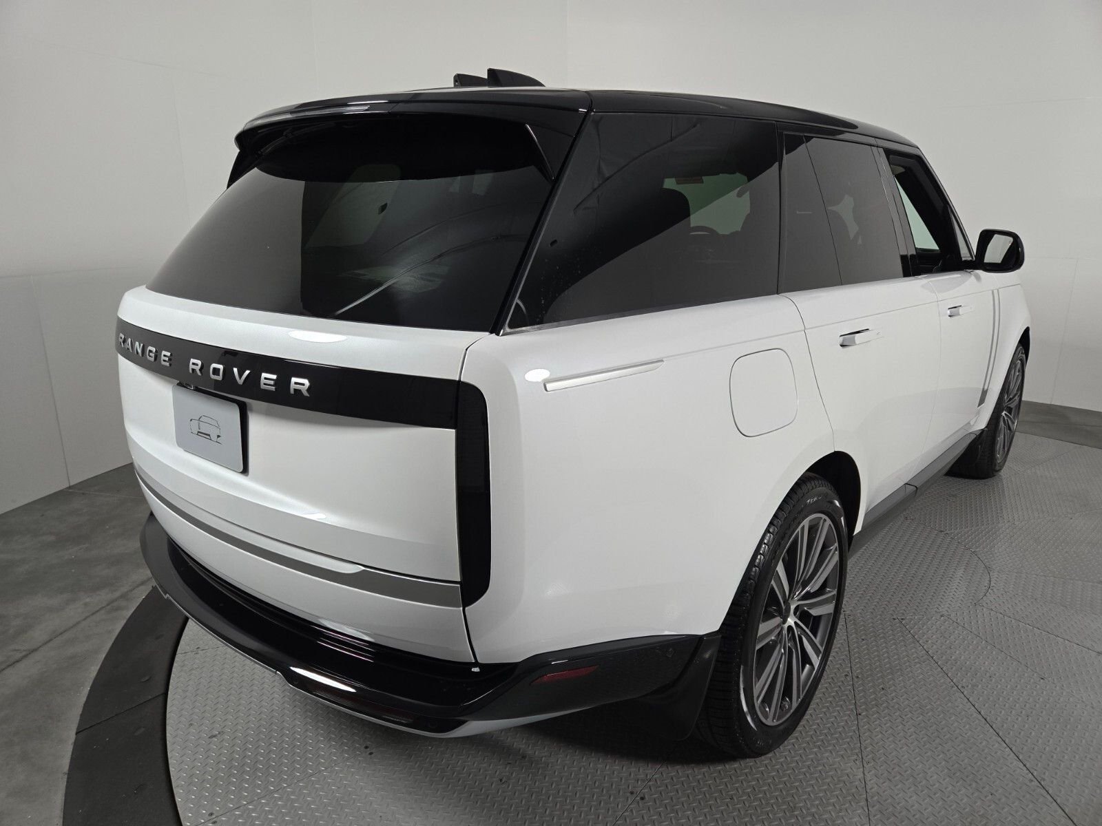 New 2026 Ostuni Pearl White Land Rover Autobiography image 2
