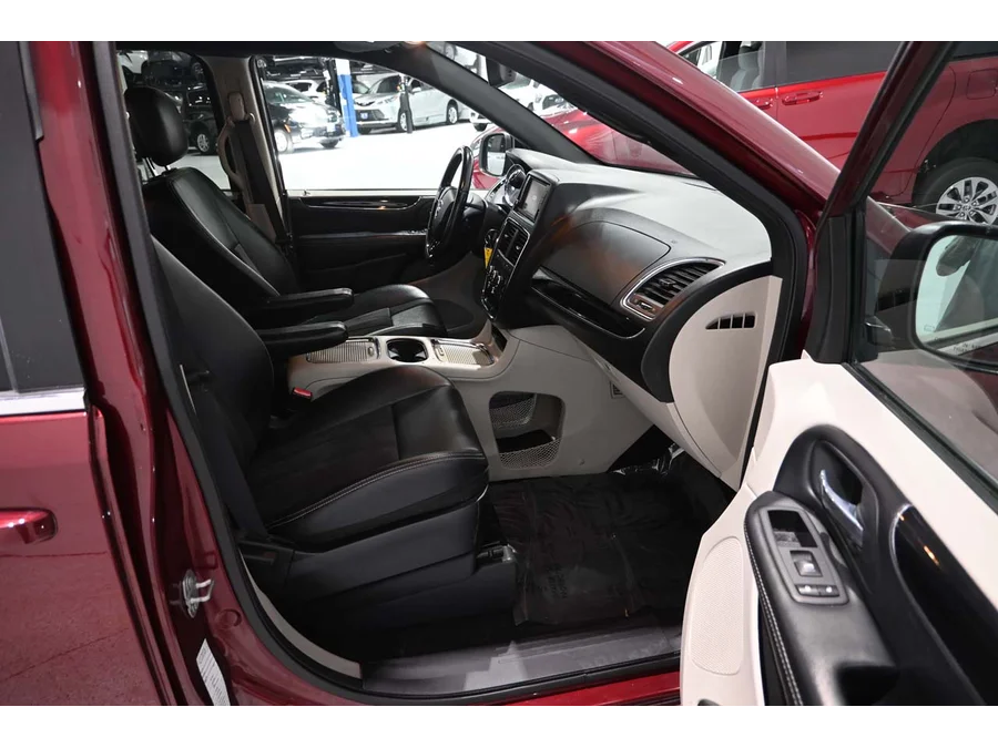 Used 2020 RED Dodge SXT Mobility Handicap Van image 15