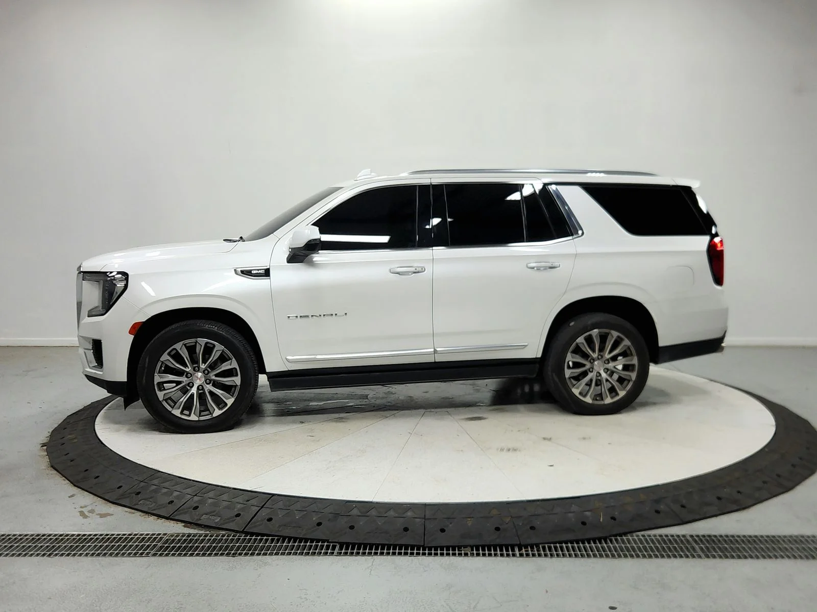 Used 2021 White GMC Denali image 5