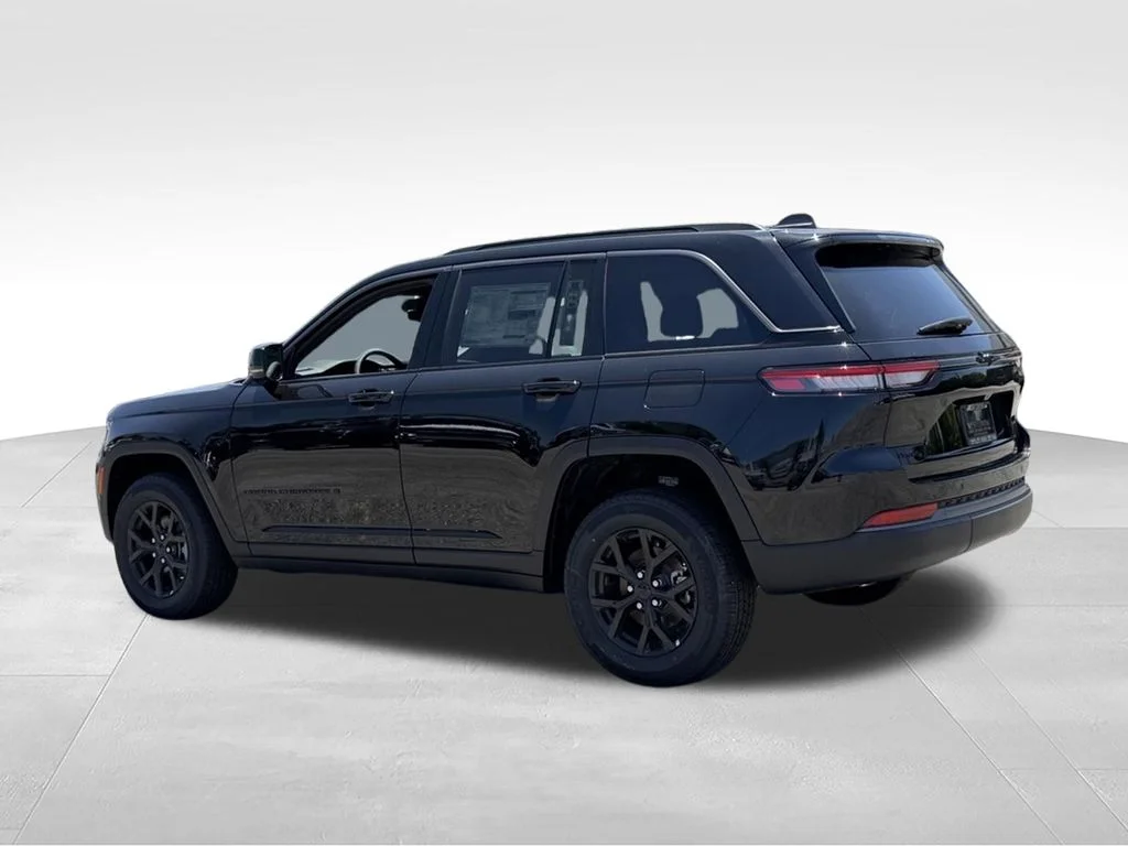 New 2026 Diamond Black Crystal Pearl-Coat Exterior Paint Jeep Laredo image 11