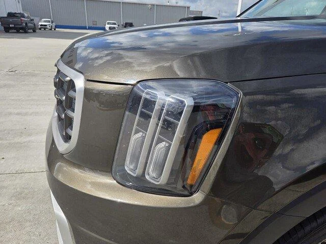 Used 2025 Dark Moss Kia S image 10