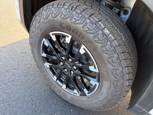 New 2026 Polar White Tricoat Chevrolet Z71 image 30