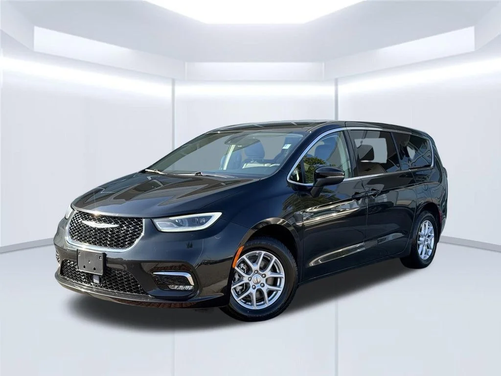 Used 2023 Black Chrysler Touring L image 1