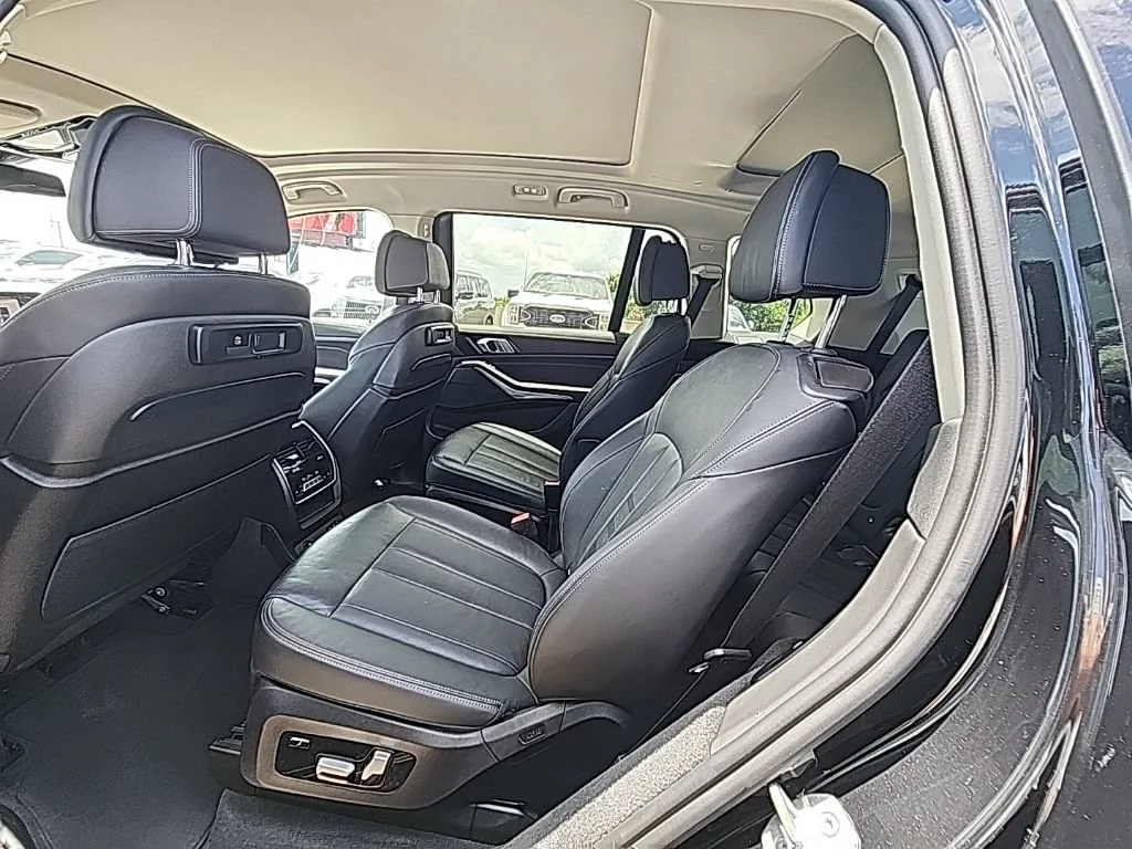 Used 2022 Black Sapphire Metallic BMW xDrive40i image 3