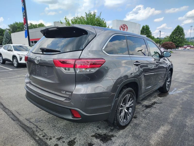 Used 2017 Gray Toyota LE Plus image 4
