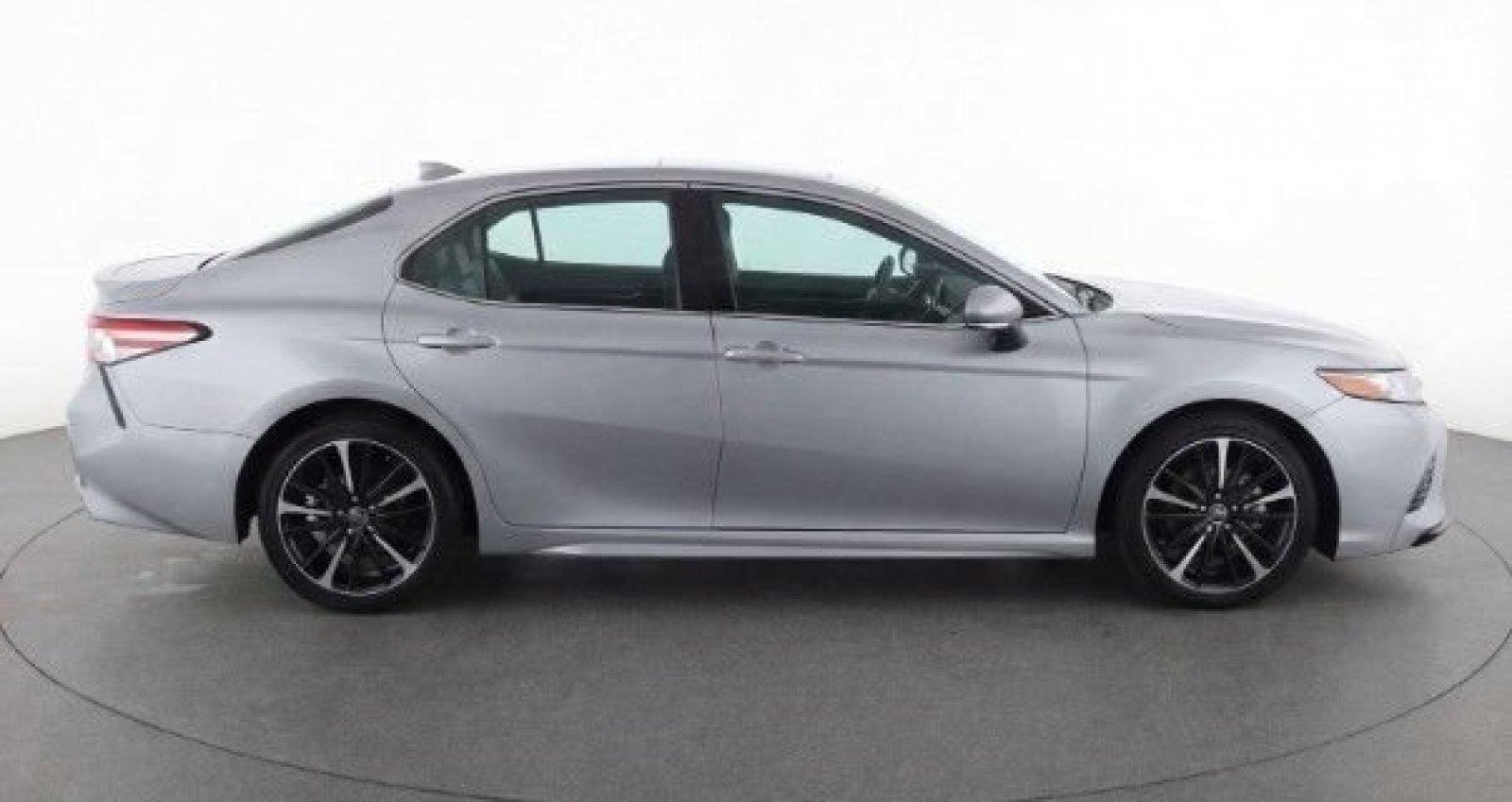 Used 2018 Celestial Silver Metallic Toyota XSE V6 image 3