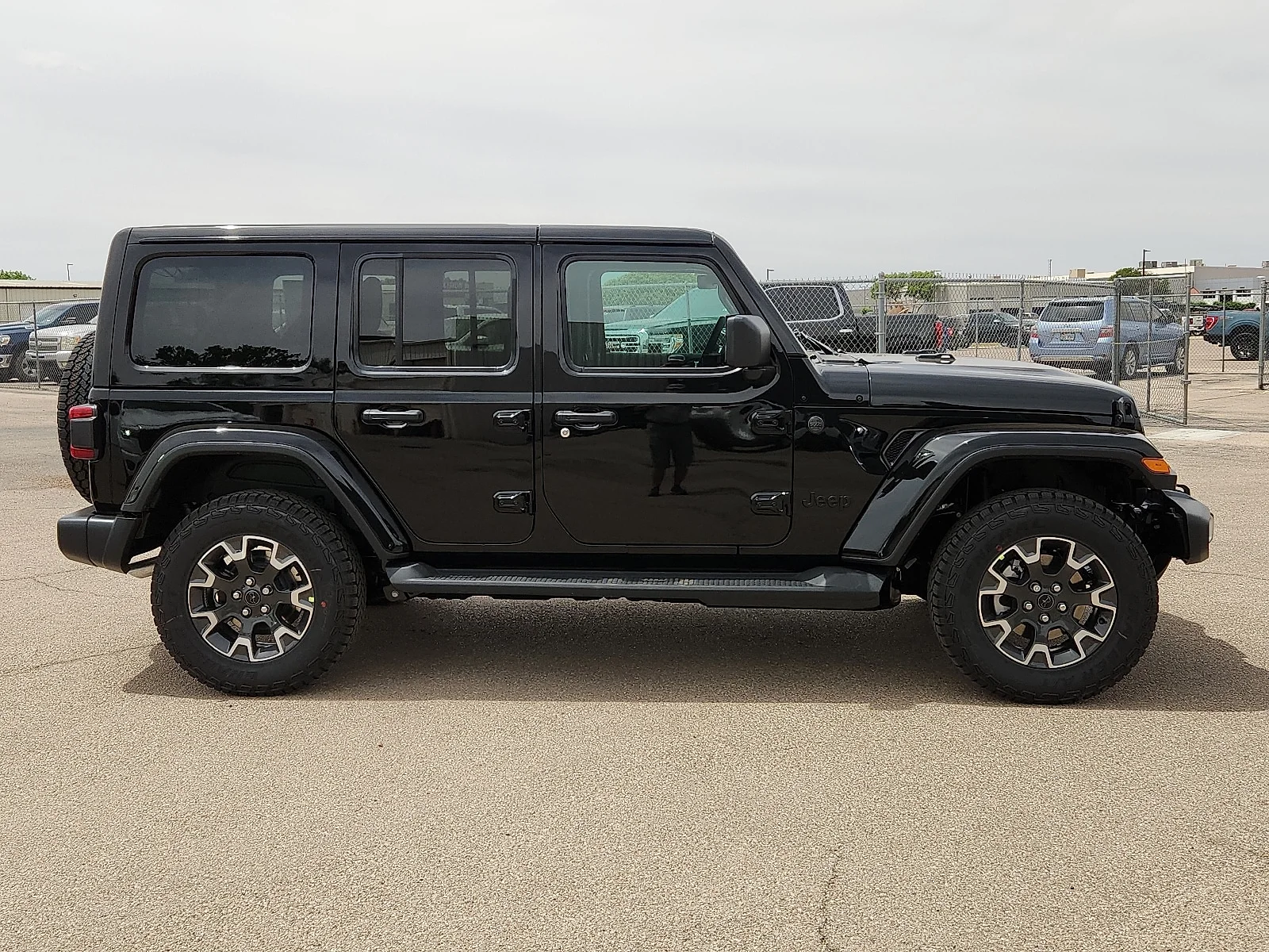 New 2026 Black Clear-Coat  Paint Jeep 4-DOOR SAHARA image 5