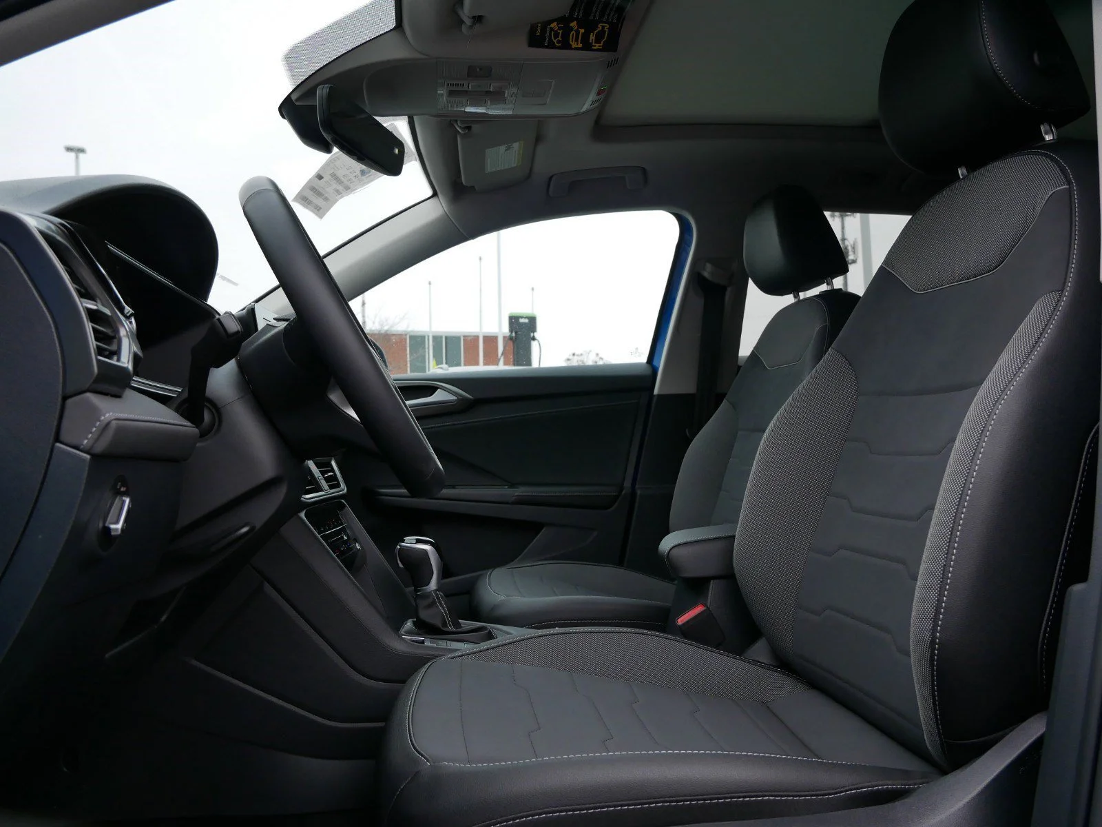 New 2026 Pure White w/Deep Black Roof Volkswagen SE Black image 3