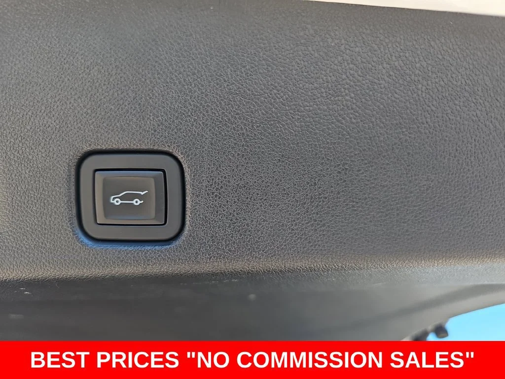 Used 2024 White Frost Tricoat GMC Denali image 14