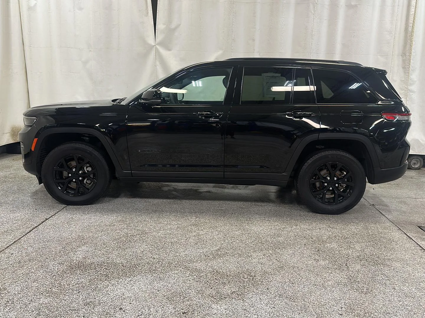 Used 2025 Diamond Black Crystal Pearlcoat Jeep Altitude image 2