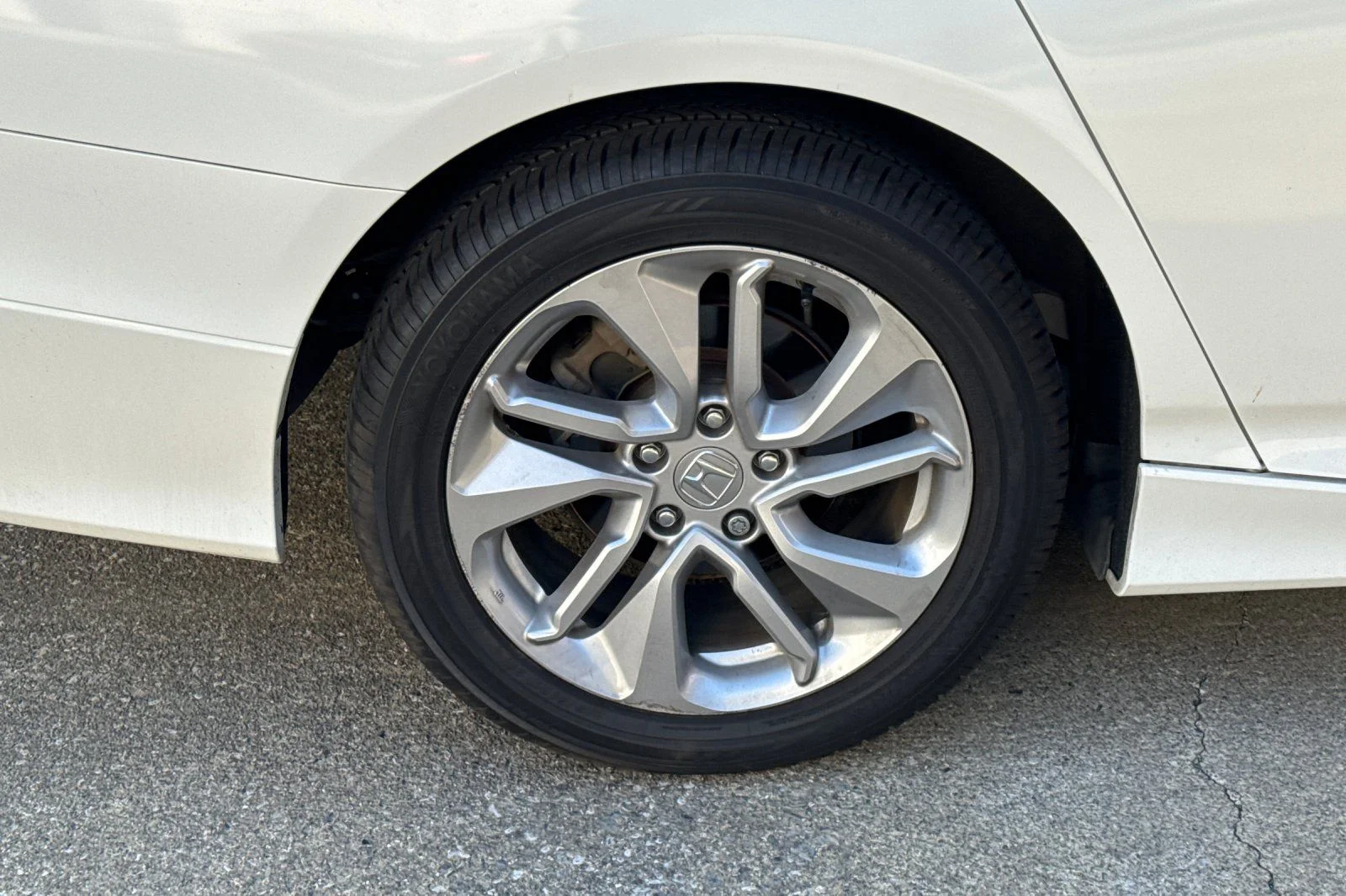 Used 2018 White Honda LX image 3
