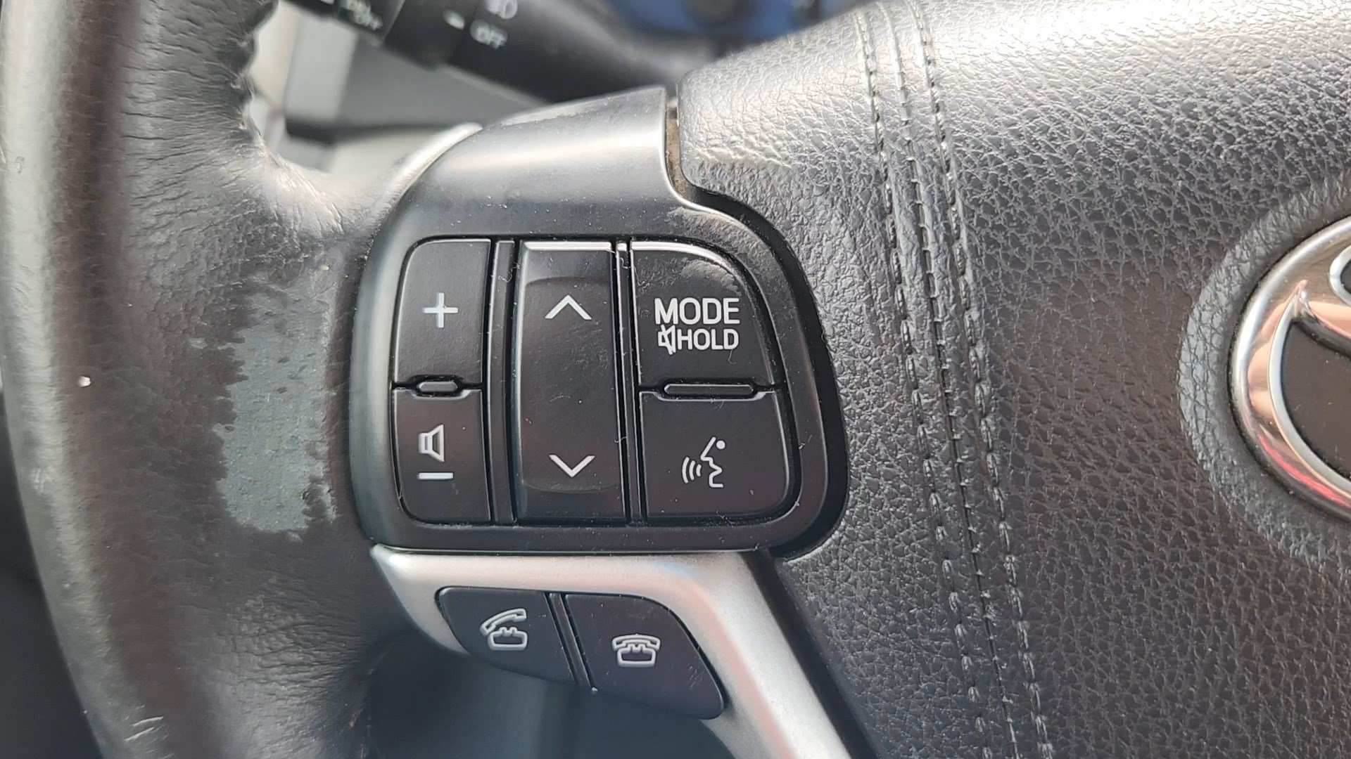 Used 2016 Predawn Gray Mica Toyota XLE Premium image 12