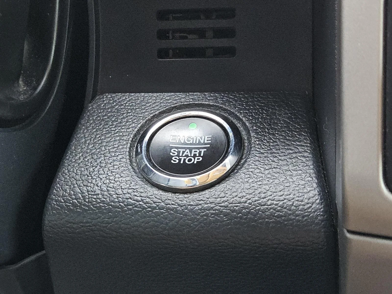 Used 2022 Oxford White Ford LARIAT 4WD Crew Cab 8