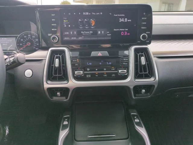 Used 2022 White Kia EX image 20