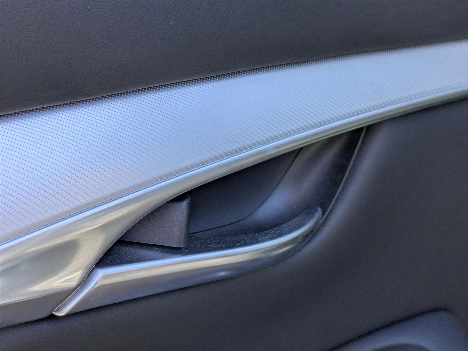 Used 2020  INFINITI  image 24