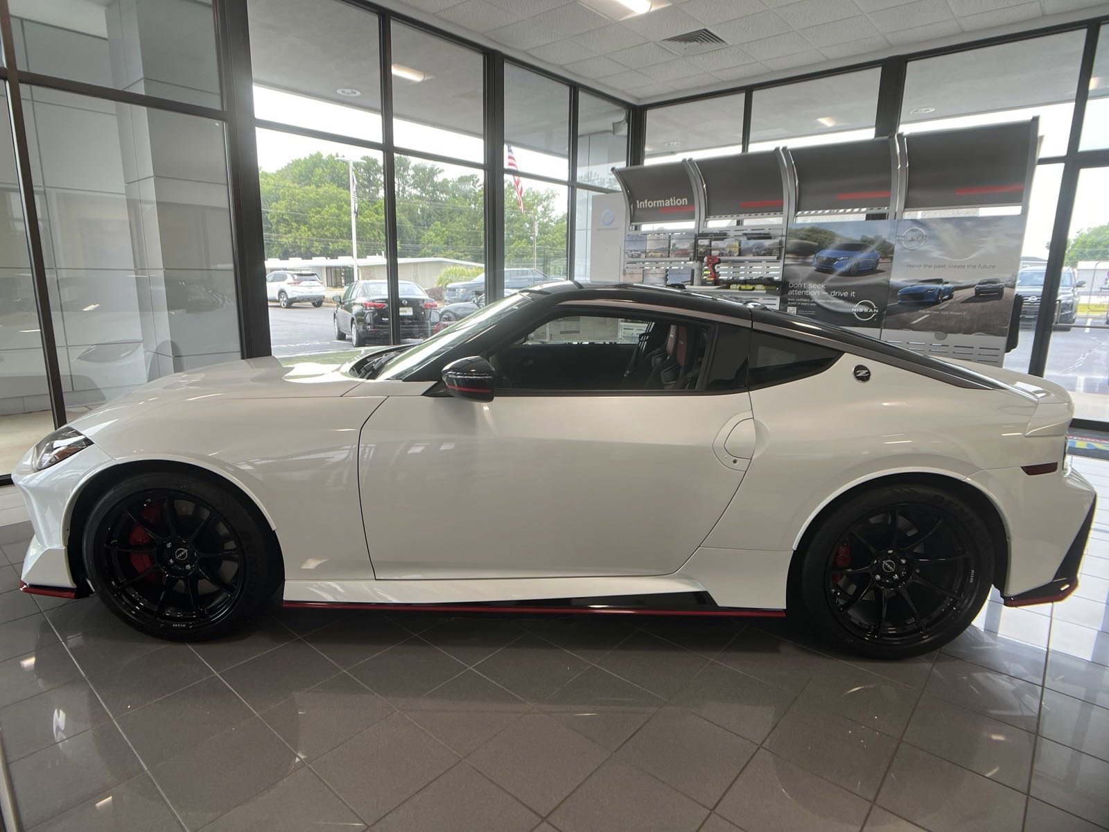 New 2024 Two-tone Everest White TriCoat / Super Black Nissan NISMO® image 5