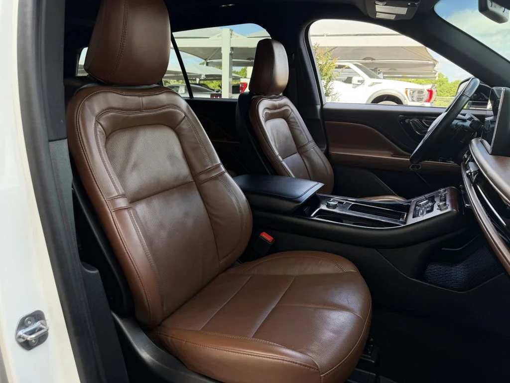 Used 2023 White Lincoln Reserve image 27