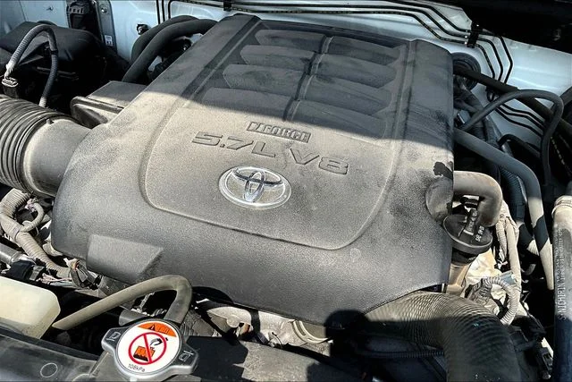 Used 2018 White Toyota SR5 image 31
