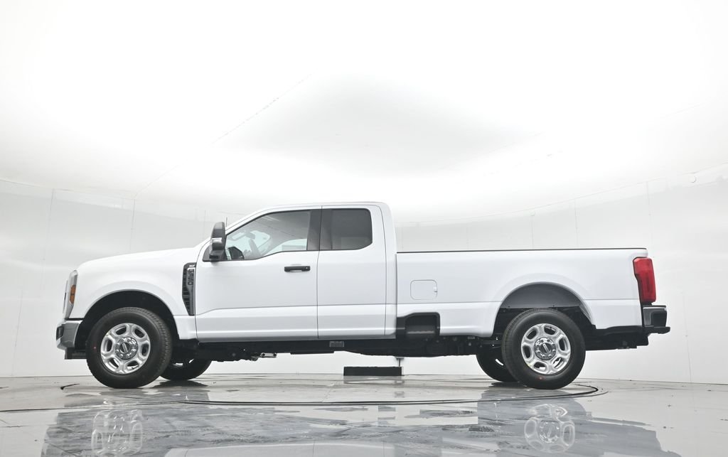 New 2026 Oxford White Ford XLT image 7