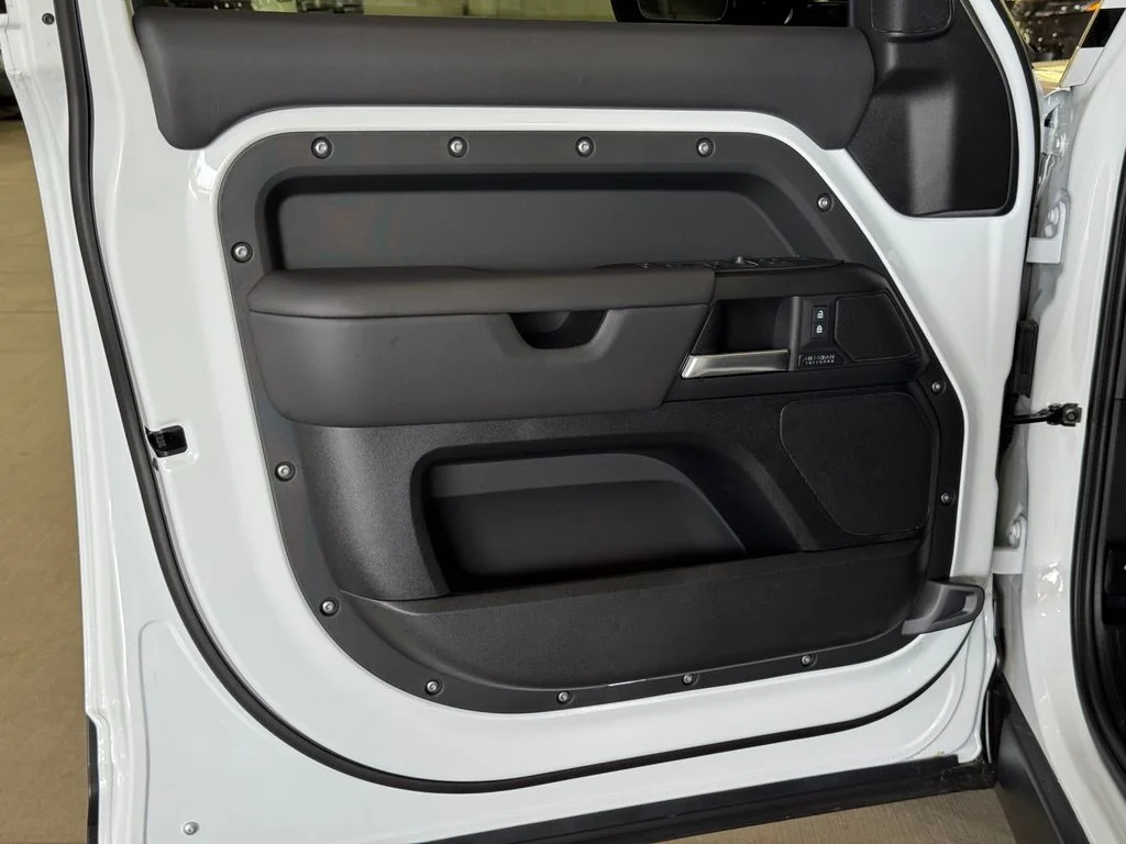 New 2026 Fuji White Land Rover X-Dynamic SE image 12