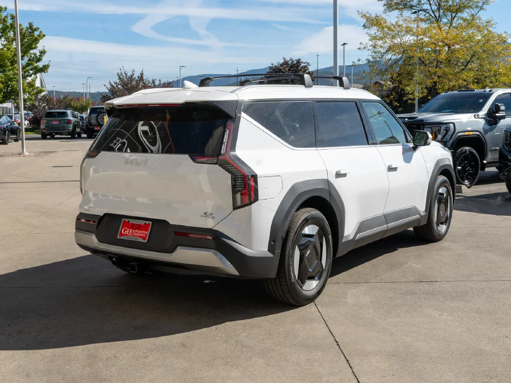 New 2026 White Kia Wind image 7