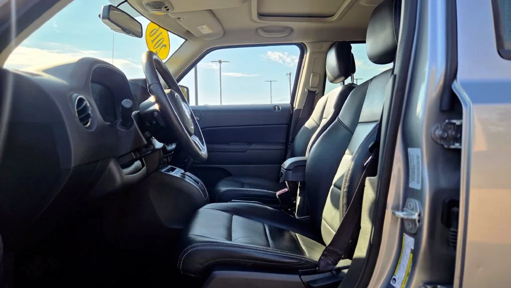 Used 2016 Silver Jeep Latitude image 12