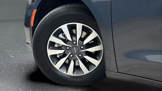 Used 2022 Crystal Metallic Chrysler Touring L image 36