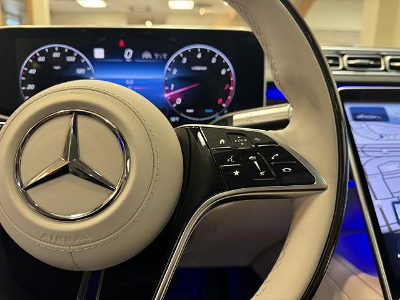 Certified Used 2026 MANUFAKTUR Moonlight White Metallic Mercedes-Benz 4MATIC® image 19