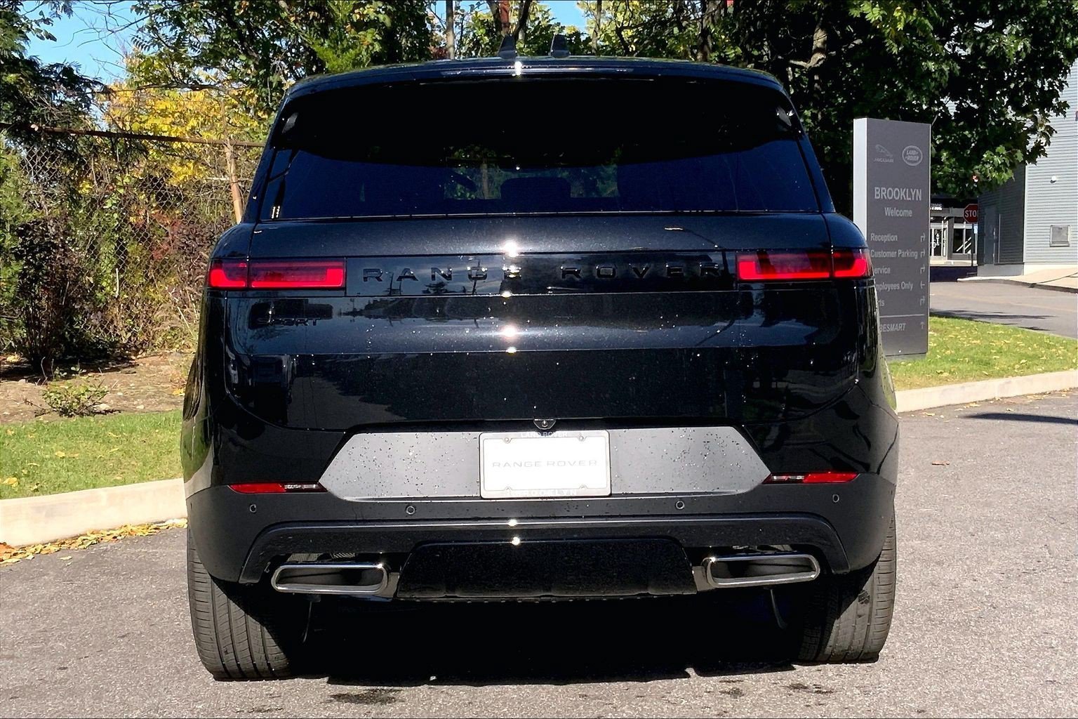 New 2027 Santorini Black Land Rover  SE P360 image 4