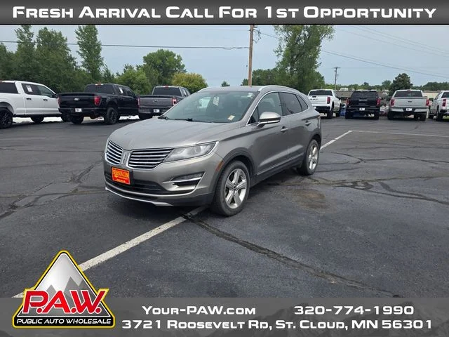 Used 2017 Silver Lincoln Premiere image 4