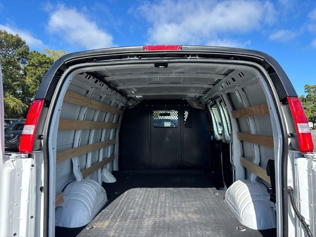 Used 2025 White GMC Work Van image 11