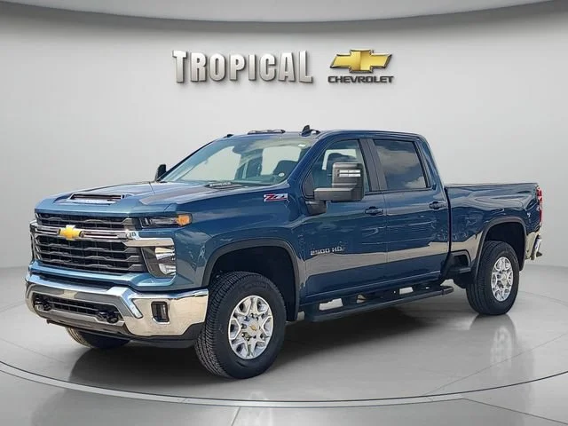Used 2025 Lakeshore Blue Metallic Chevrolet LT image 1