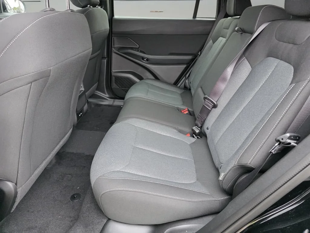 New 2026 Diamond Black Crystal Pearl-Coat Exterior Paint Jeep Laredo image 9