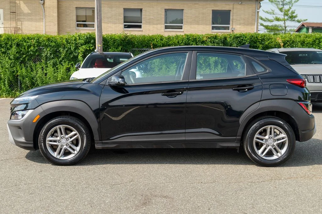 Used 2023 Abyss Black Pearl Hyundai SE image 4