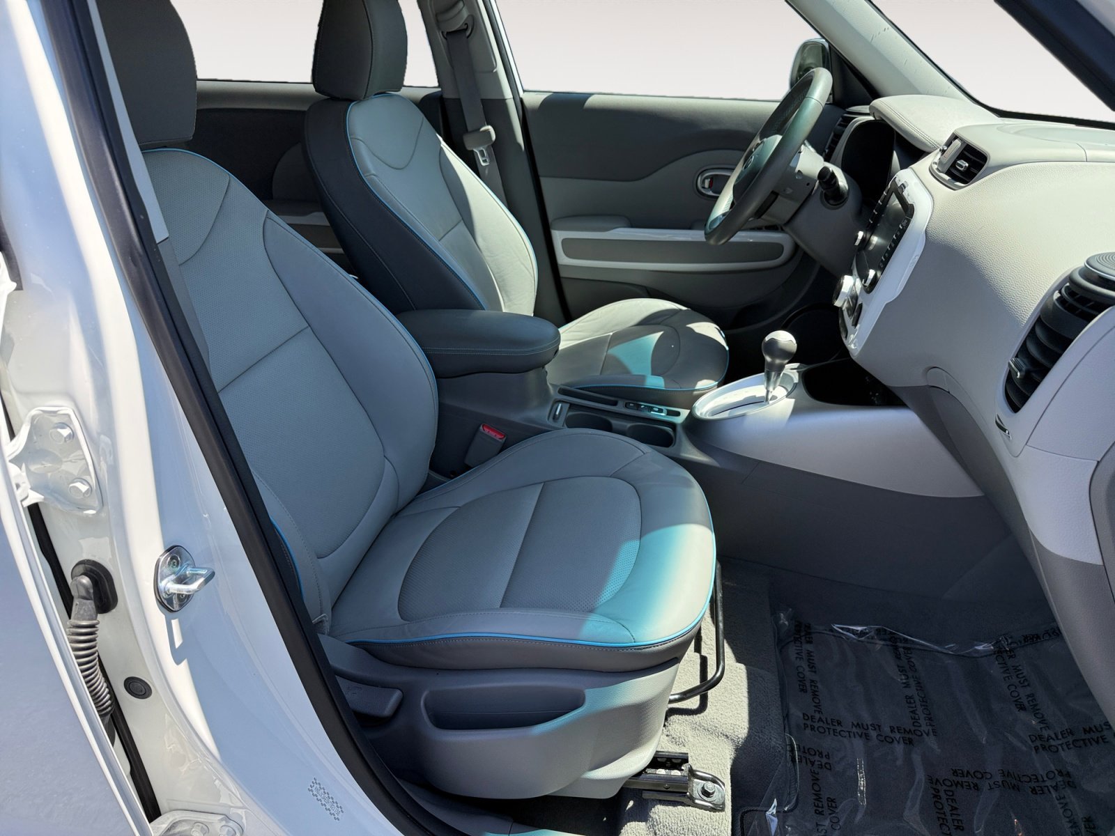Used 2017 Clear White Kia Plus image 19