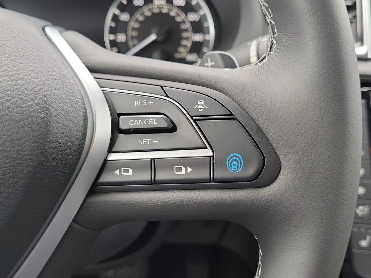 Used 2023 White INFINITI LUXE image 34
